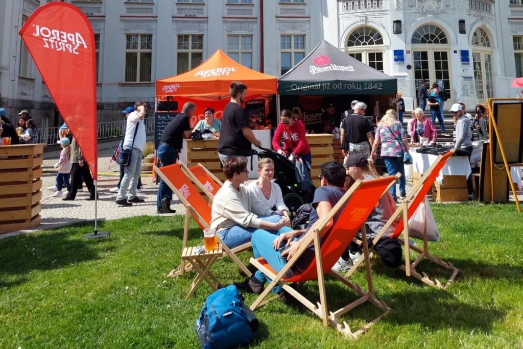Dřevěná reklamní lehátka s potiskem Aperol