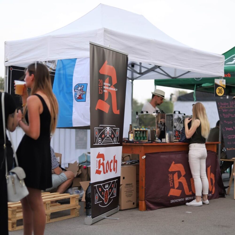 Bílý nůžkový stan 2×3 používaný jako stánek na festivalu