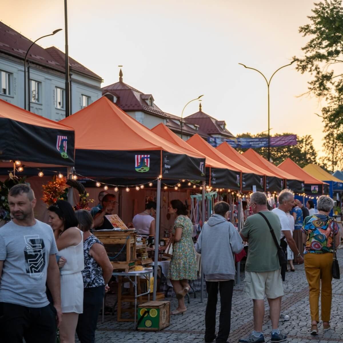 Nůžkový stan 2x2 Octa Go s potiskem 4 střešních límců: Polyester 3 Nůžkový stan 2×2 s potiskem na límcích na městském jarmarku