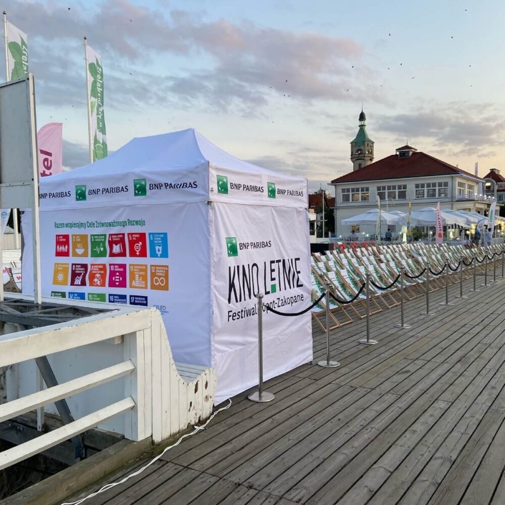 Bílý nůžkový stan 2×3 s potiskem BNP Paribas Kino Letnie