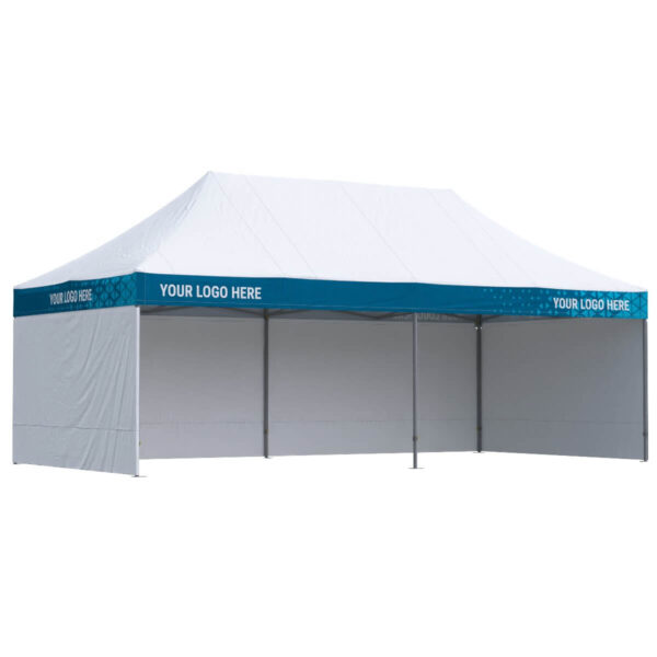 Bílý nůžkový stan 4x8 m s potiskem na límcích a plnými bílými bočnicemi.