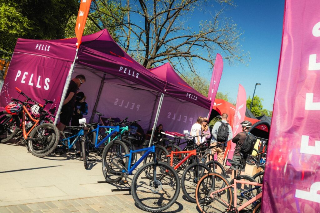 Realizace – nůžkové stany PELLS a NORCO + reklamní vlajky s potiskem + dřevěná lehátka