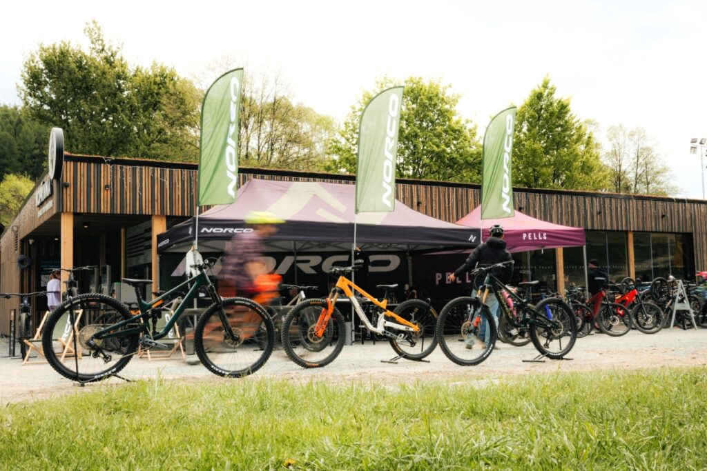 Realizace – nůžkové stany PELLS a NORCO + reklamní vlajky s potiskem + dřevěná lehátka