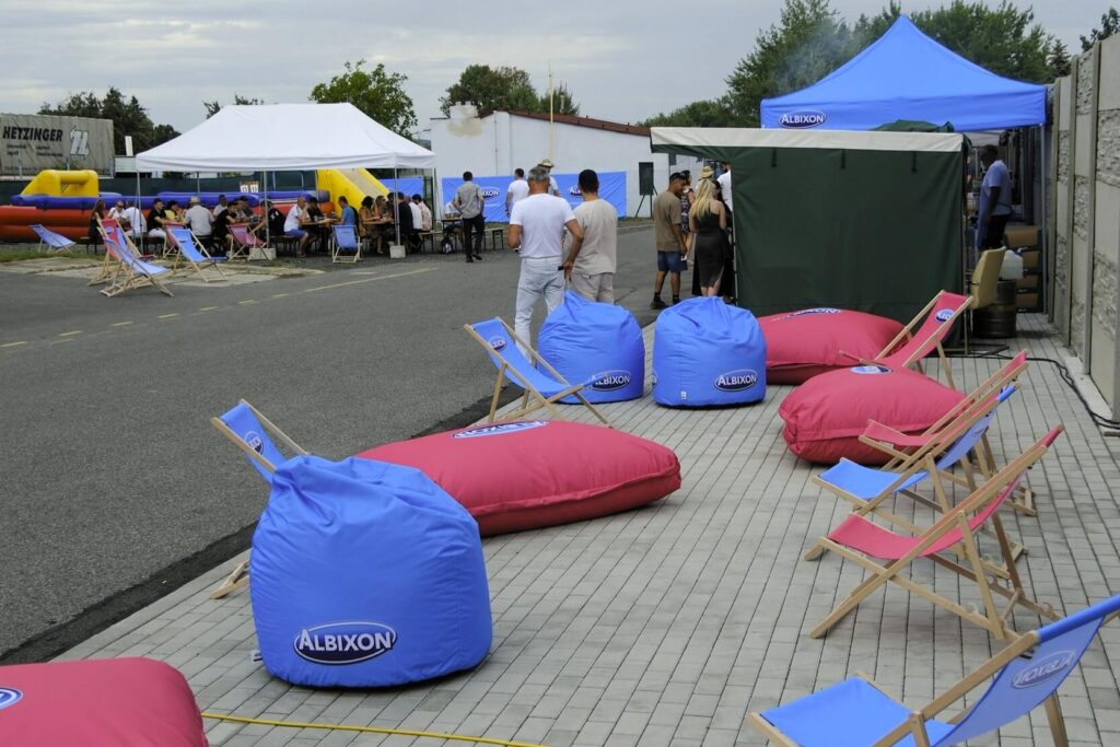 Realizace pro ALBIXON - reklamní lehátka a sedací vaky M 4 Sedací vaky a dřevěná lehátka s potiskem Albixon